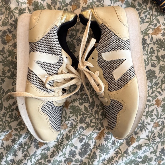 Veja Women's Sneakers in Cream and Gold - Picture 5 of 6